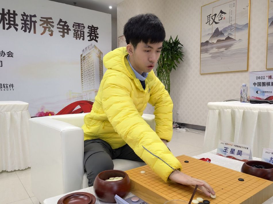 【赛制】参加俱乐部世界杯的32支球队将分成8个小组，每组4支球队，采取单循环赛制，每组前两名晋级16强。